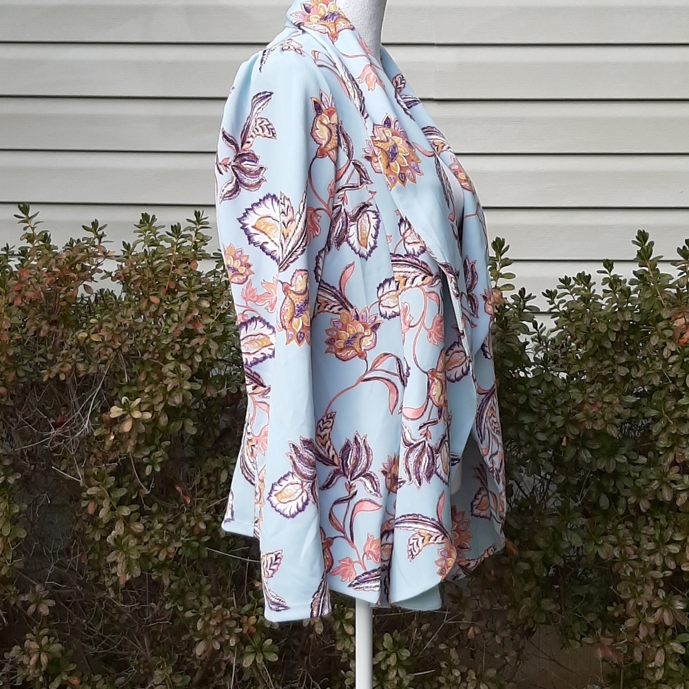 LAST 1! PLUS Blue Floral Print Blazer - Picture 9 of 10